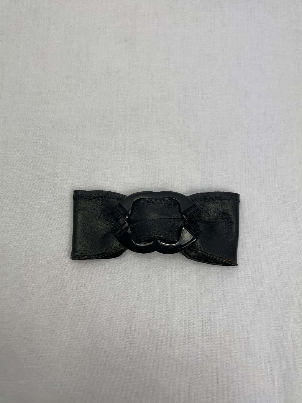 Brosch Svart F Läder