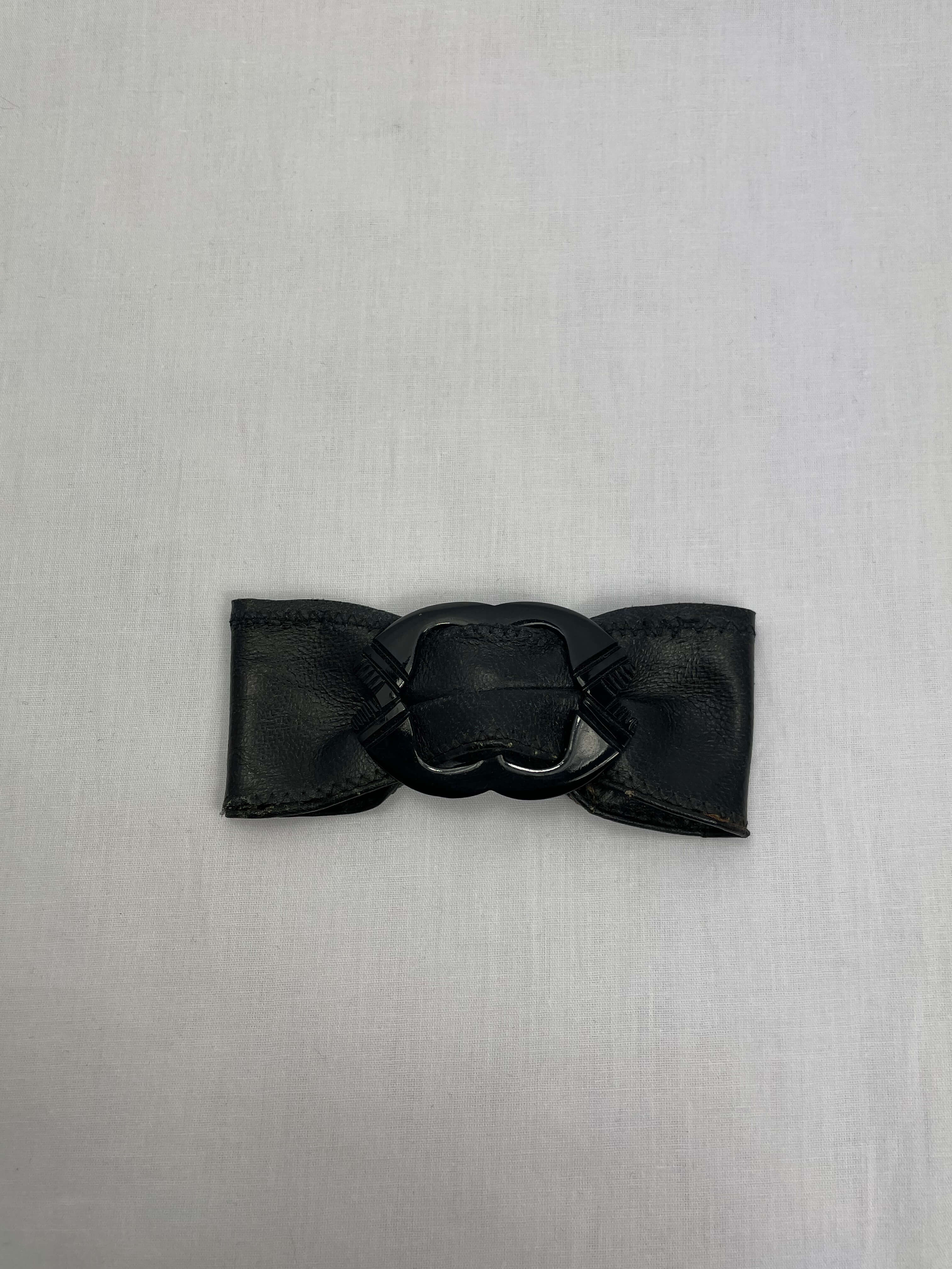 Brosch Svart F Läder