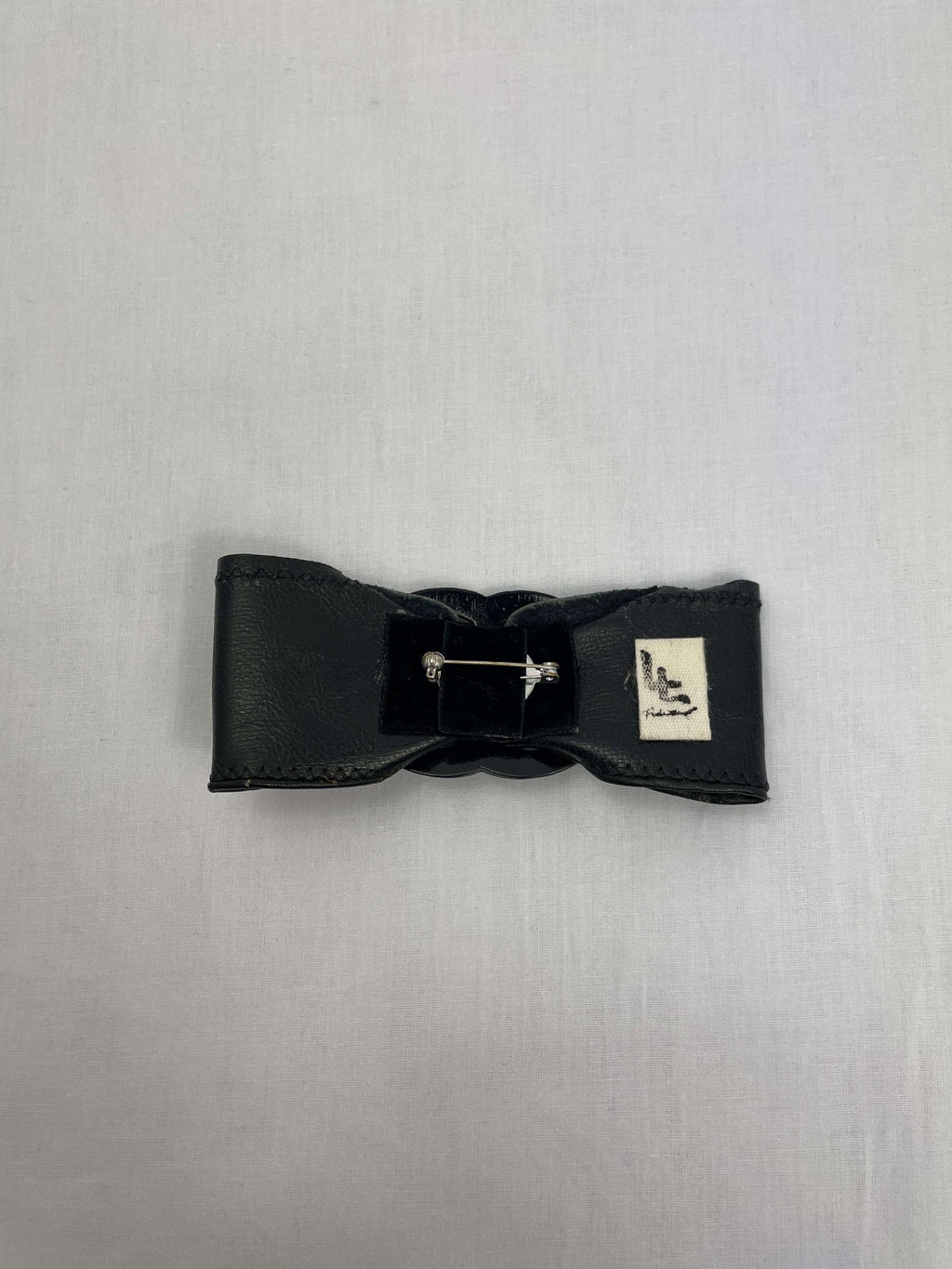 Brosch Svart F Läder