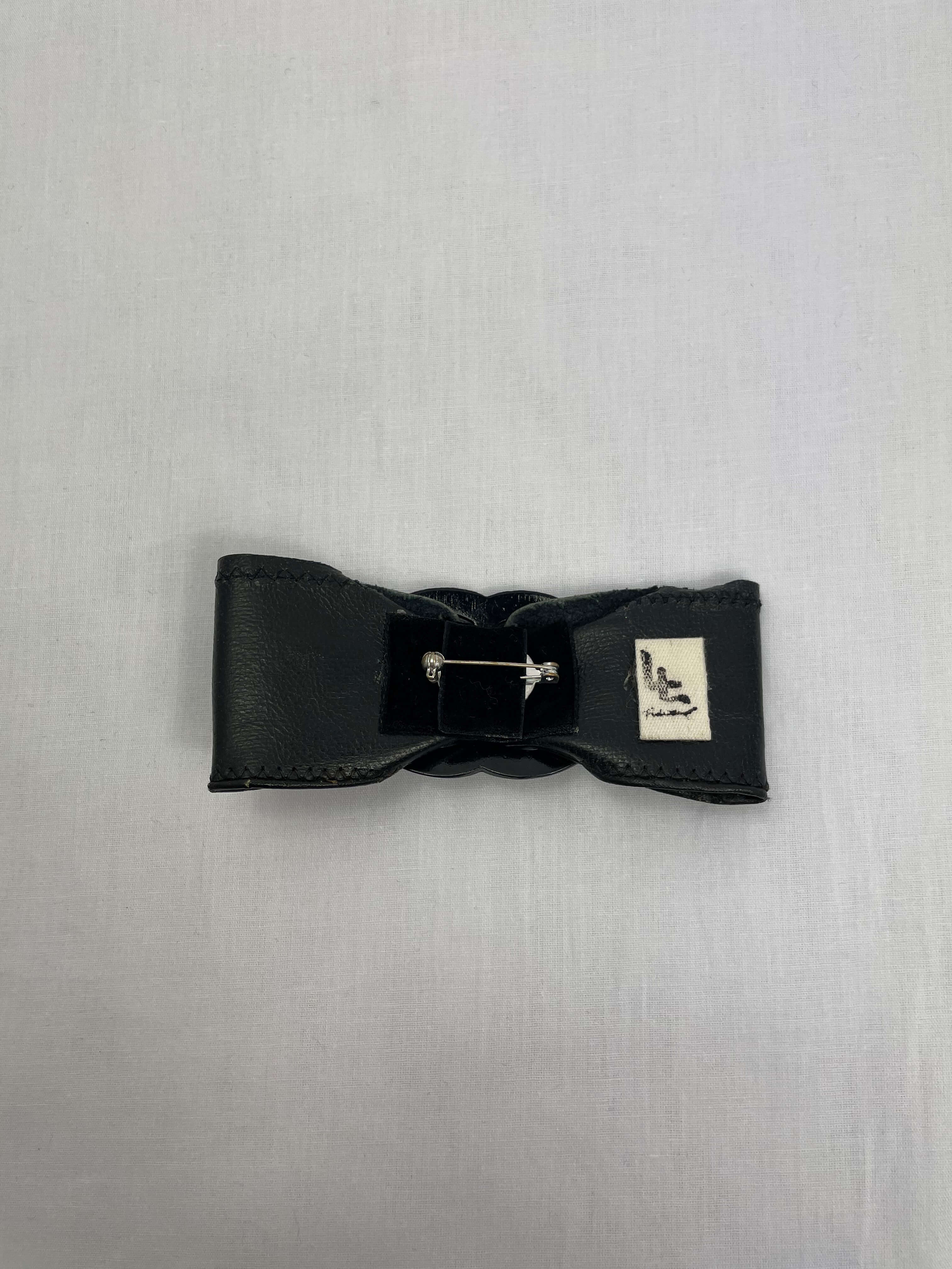 Brosch Svart F Läder