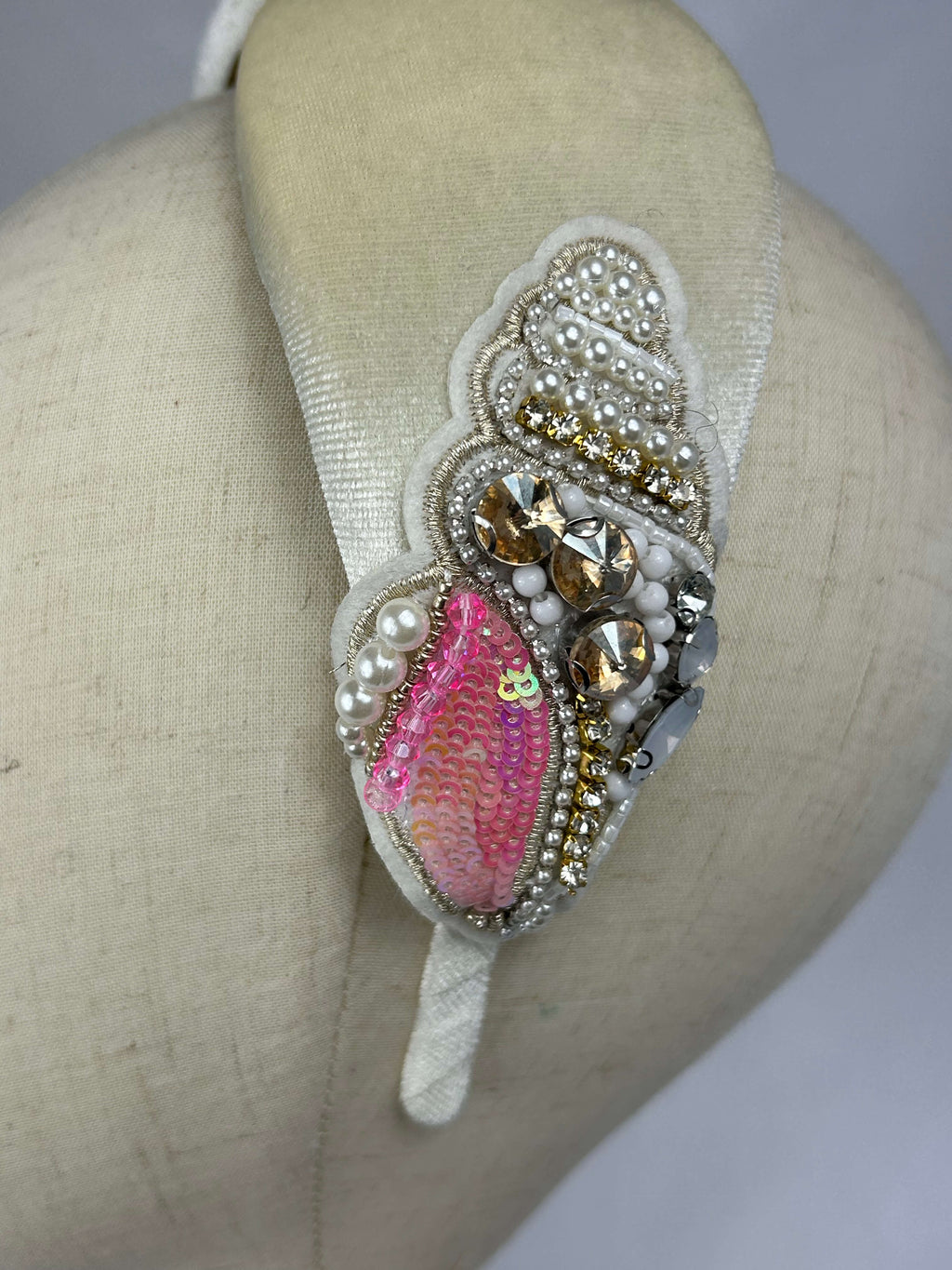 Diadem Vit Snäckskal Sammet