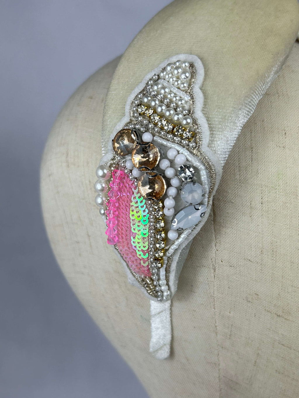 Diadem Vit Snäckskal Sammet