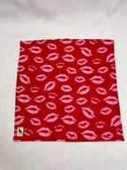 Näsduk Röd Kyssmärken