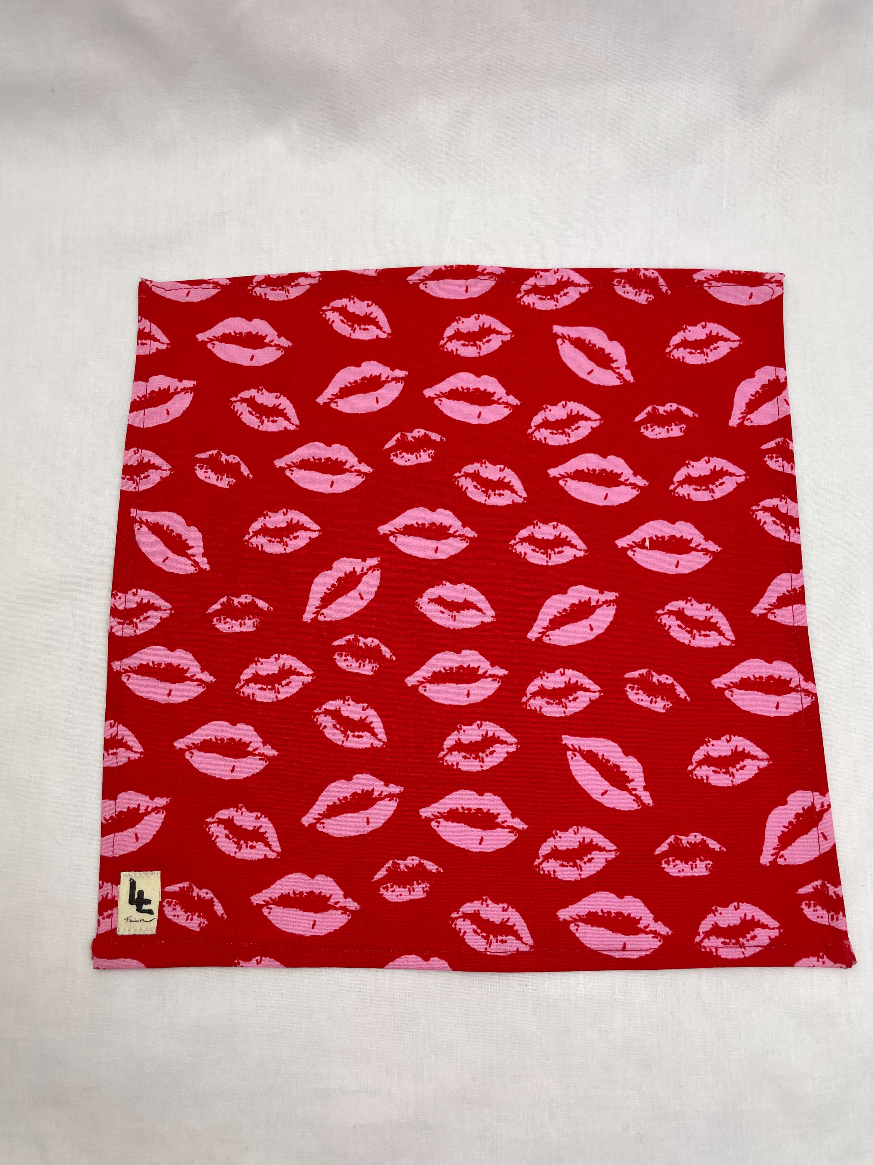 Näsduk Röd Kyssmärken