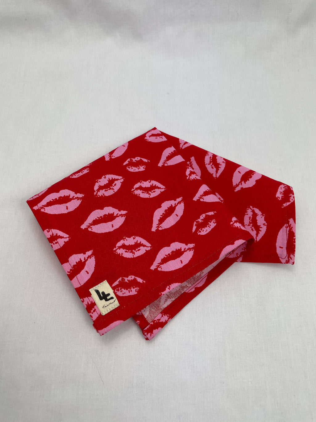 Näsduk Röd Kyssmärken