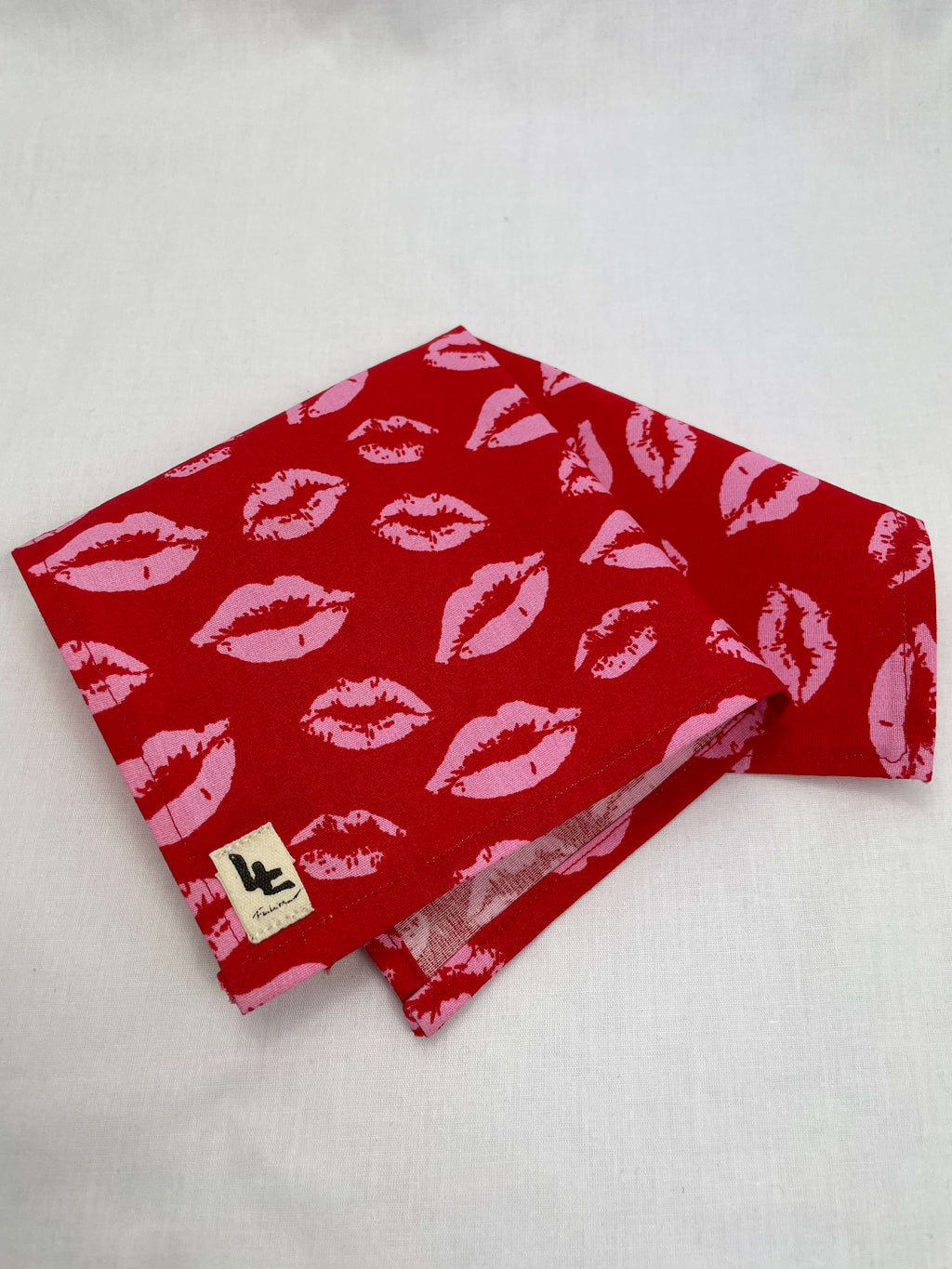 Näsduk Röd Kyssmärken