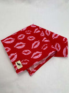 Näsduk Röd Kyssmärken