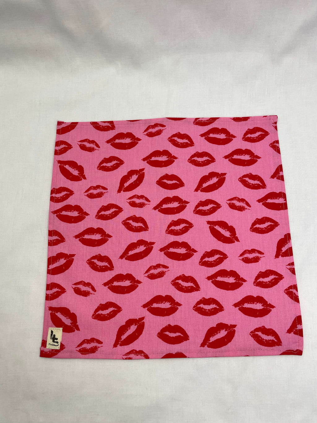 Näsduk Rosa Kyssmärken