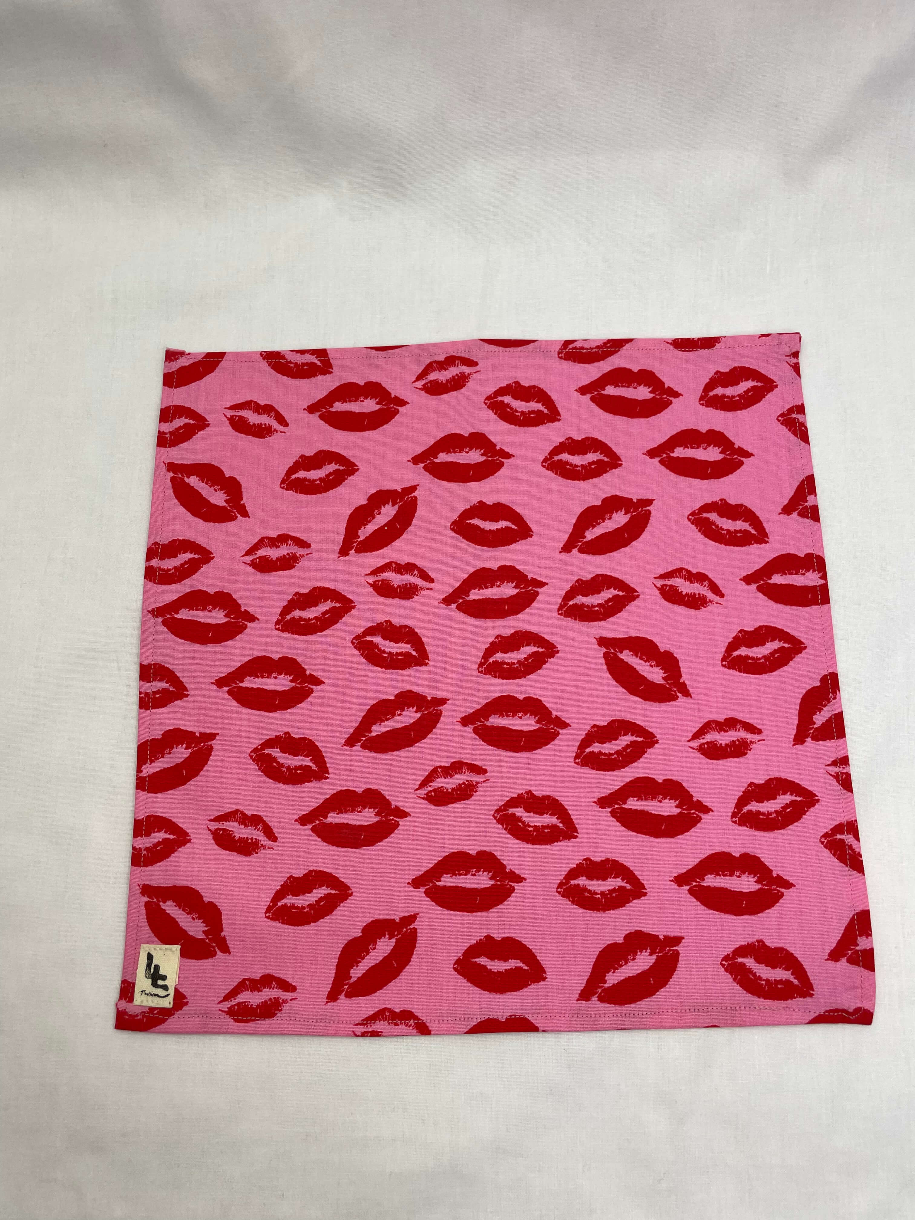 Näsduk Rosa Kyssmärken