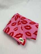 Näsduk Rosa Kyssmärken